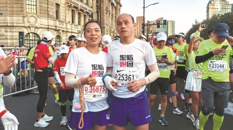 Un couple aveugle de Chongqing franchit une nouvelle étape en terminant le marathon de Shanghai