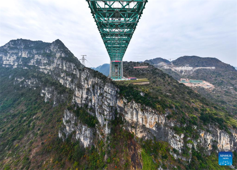 Guizhou : la fermeture du pont sur le Grand canyon de Huajiang bientôt terminée