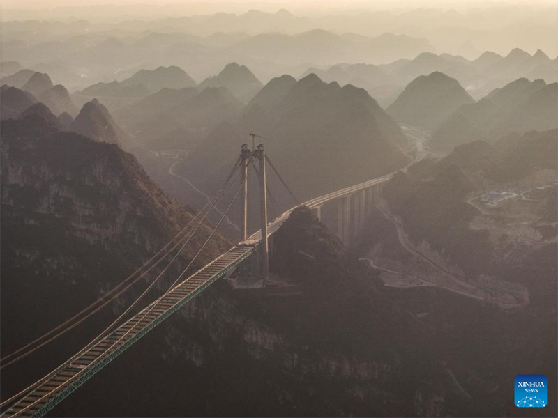 Guizhou : la fermeture du pont sur le Grand canyon de Huajiang bientôt terminée