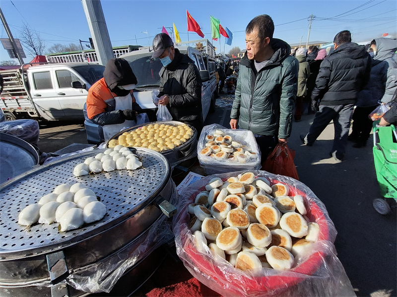 Liaoning : le grand marché Puhe de Shenyang déborde d'activité pour célébrer la fête du Printemps