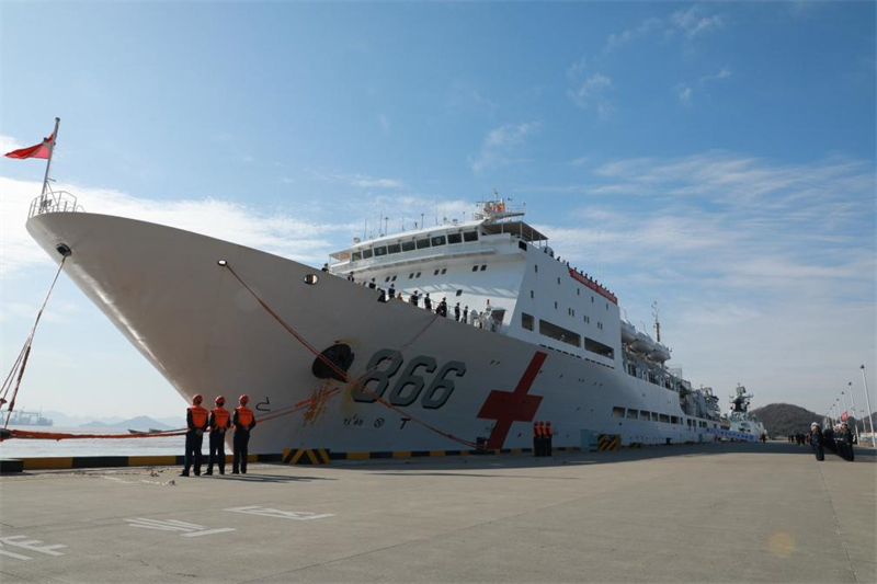 Retour du navire-hôpital de la marine chinoise après une mission humanitaire