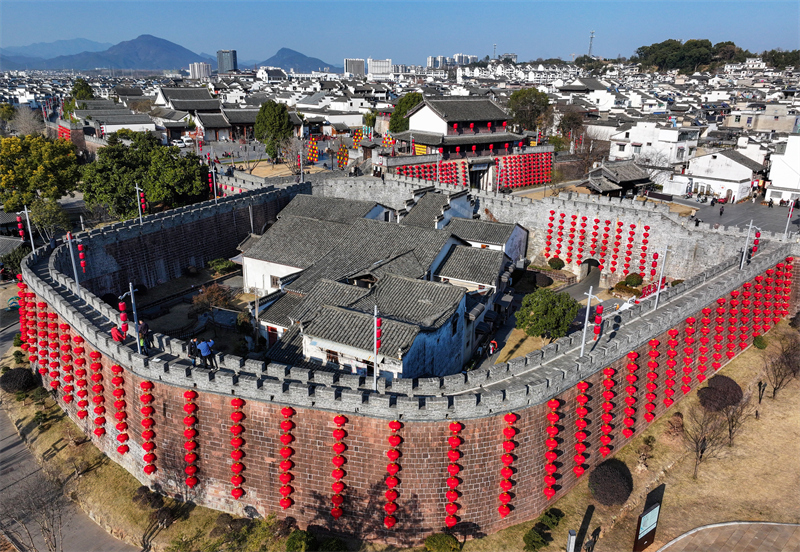 Anhui : les lanternes rouges embellissent la vieille ville de Huizhou