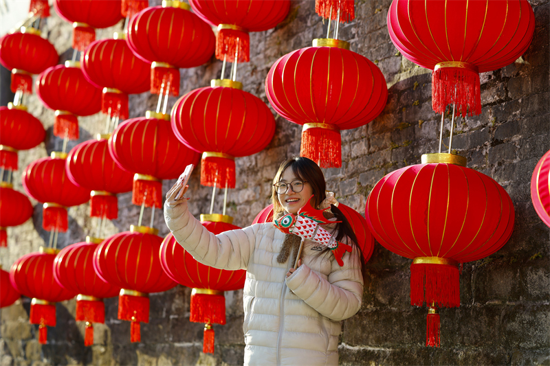 Anhui : les lanternes rouges embellissent la vieille ville de Huizhou