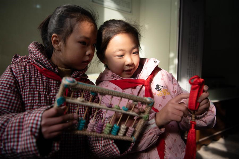 Anhui : une professeure de mathématiques fait revivre la culture du boulier traditionnel