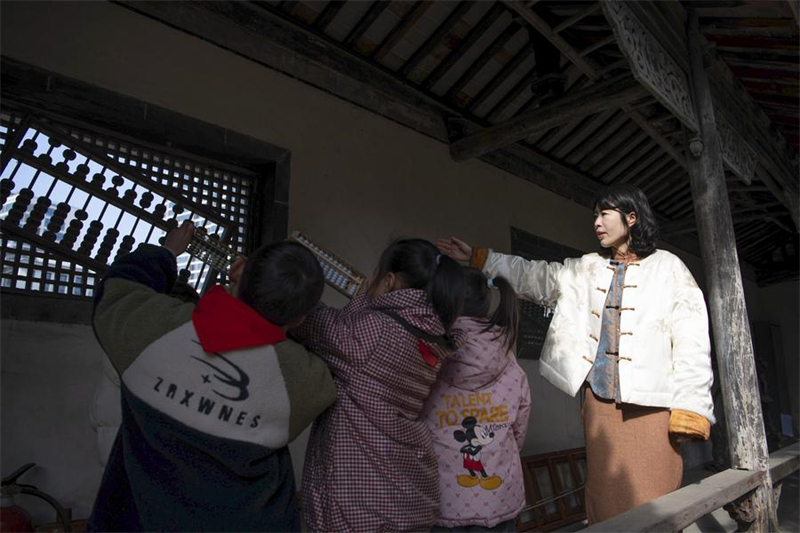 Anhui : une professeure de mathématiques fait revivre la culture du boulier traditionnel