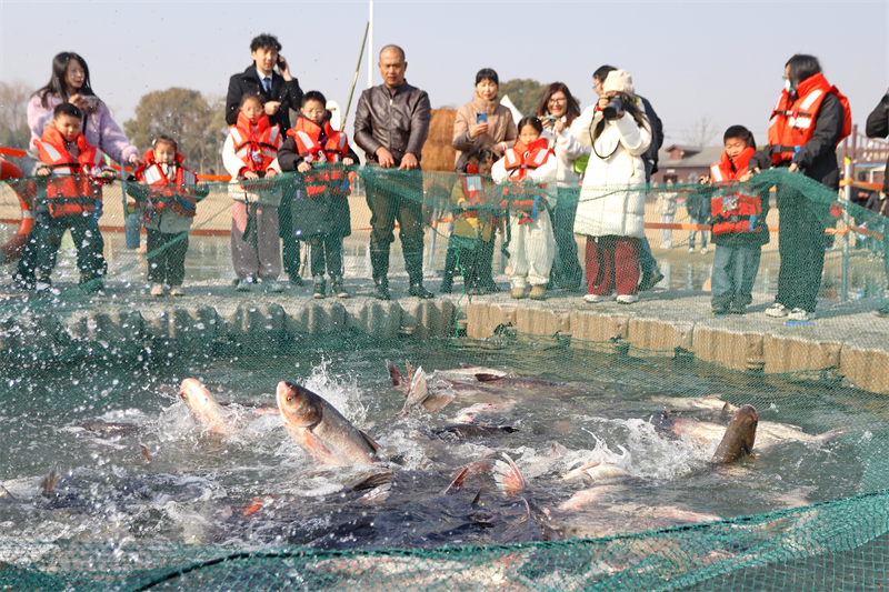 Zhejiang : ouverture du festival des marchandises du Nouvel An à la « Cité du poisson » de Jiaxing