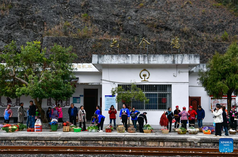 Guizhou : des coutumes folkloriques et des spécialités culinaires locales présentées à bord des trains lents