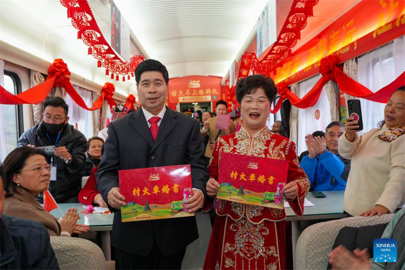 Guizhou : des coutumes folkloriques et des spécialités culinaires locales présentées à bord des trains lents