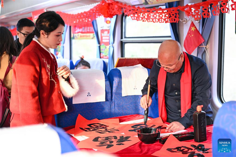 Guizhou : des coutumes folkloriques et des spécialités culinaires locales présentées à bord des trains lents