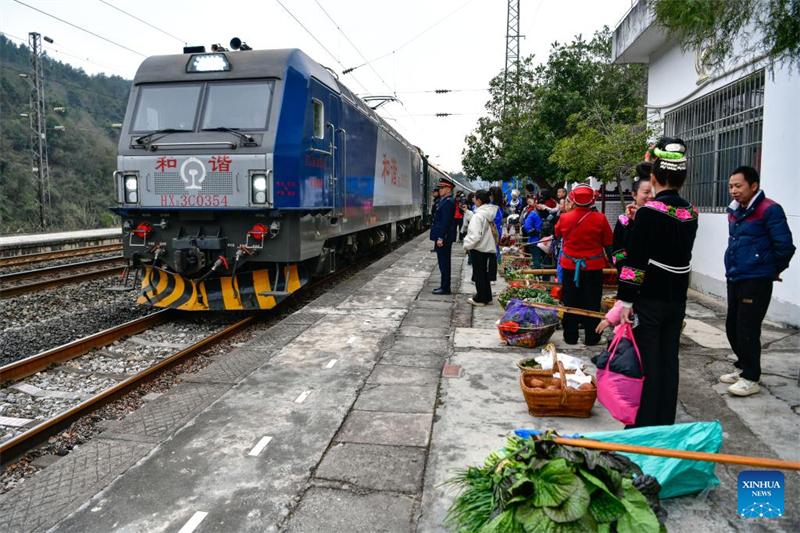 Guizhou : des coutumes folkloriques et des spécialités culinaires locales présentées à bord des trains lents