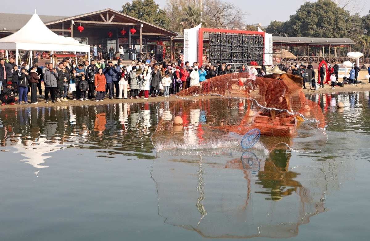 Zhejiang : ouverture du festival des marchandises du Nouvel An à la « Cité du poisson » de Jiaxing