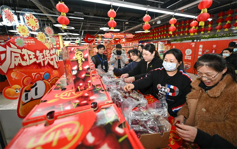 Des personnes achètent des cerises chiliennes dans un supermarché à Tianjin, dans le nord de la Chine, le 26 décembre 2024. (Photo : Sun Fanyue)