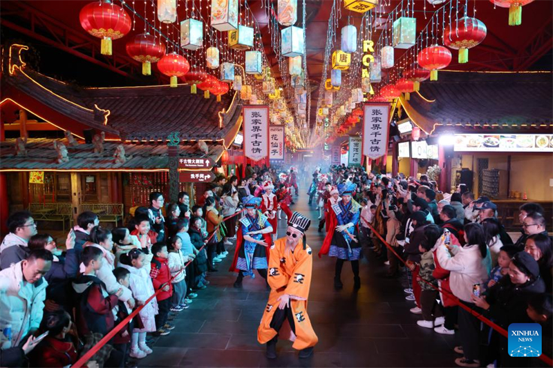 Les Chinois se plongent dans les coutumes traditionnelles et participent à des festivités avant la fête du Printemps