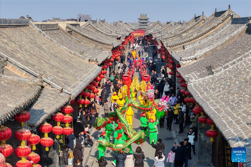 Les Chinois se plongent dans les coutumes traditionnelles et participent à des festivités avant la fête du Printemps