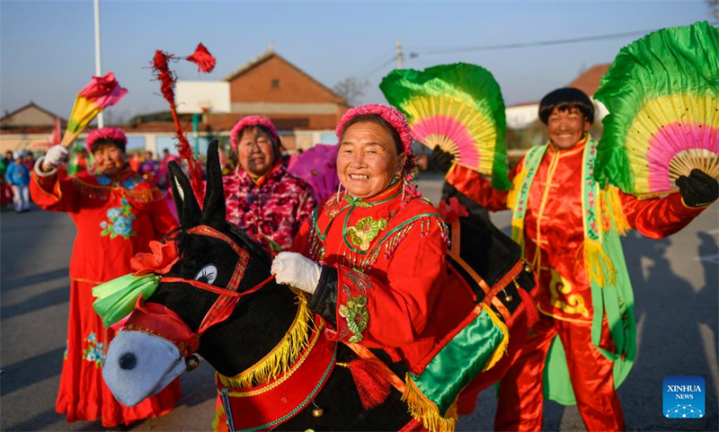 Les Chinois se plongent dans les coutumes traditionnelles et participent à des festivités avant la fête du Printemps