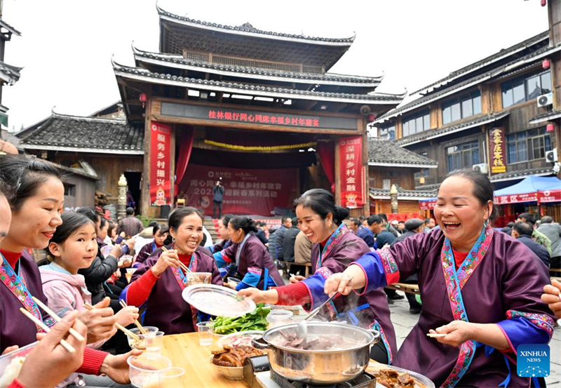 Les Chinois se plongent dans les coutumes traditionnelles et participent à des festivités avant la fête du Printemps