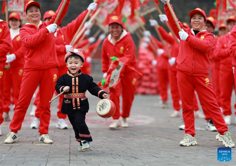 Les Chinois se plongent dans les coutumes traditionnelles et participent à des festivités avant la fête du Printemps