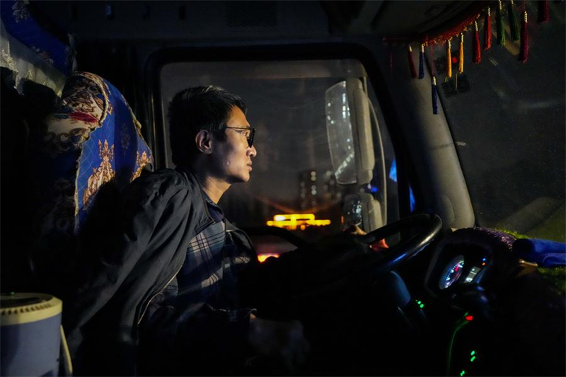 Le long voyage de retrouvailles en famille d'un couple de routiers pour la Fête du Printemps