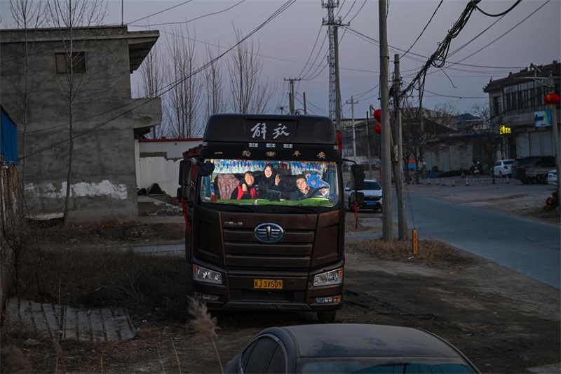 Le long voyage de retrouvailles en famille d'un couple de routiers pour la Fête du Printemps