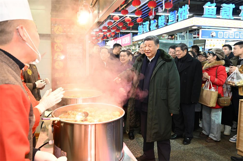 Xi Jinping inspecte l'approvisionnement du marché de la fête du Printemps