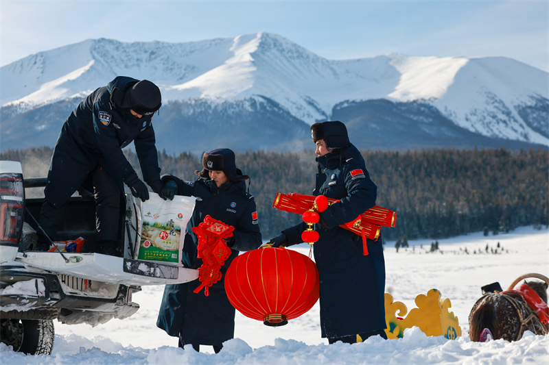 Xinjiang: la police d'Altay livre des produits de la fête du Printemps en traîneau à cheval