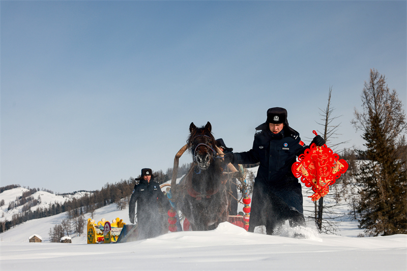 Xinjiang: la police d'Altay livre des produits de la fête du Printemps en traîneau à cheval