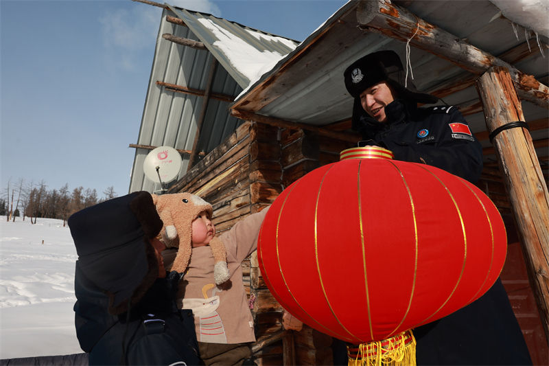 Xinjiang: la police d'Altay livre des produits de la fête du Printemps en traîneau à cheval