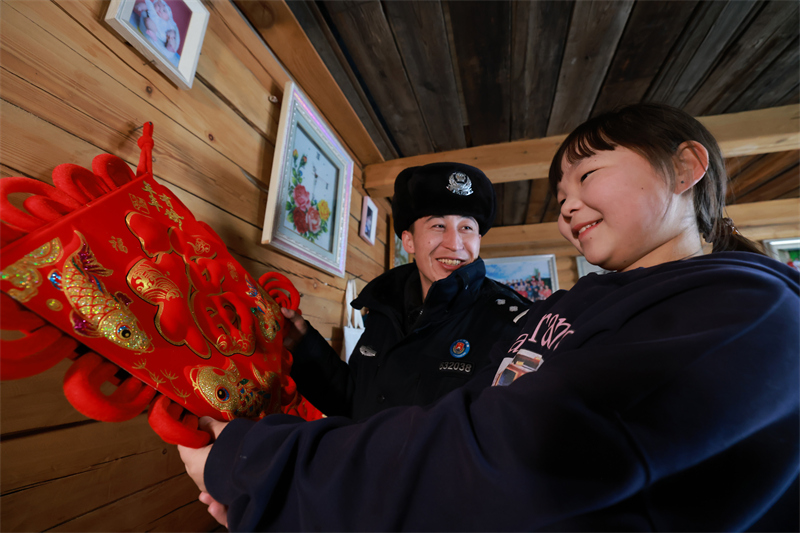 Xinjiang: la police d'Altay livre des produits de la fête du Printemps en traîneau à cheval