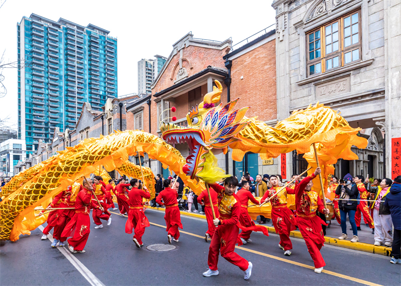 Shanghai : la Danse du Dragon navigue à travers les Shikumen pour célébrer la fête du Printemps