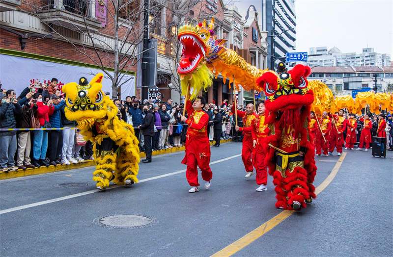 Shanghai : la Danse du Dragon navigue à travers les Shikumen pour célébrer la fête du Printemps