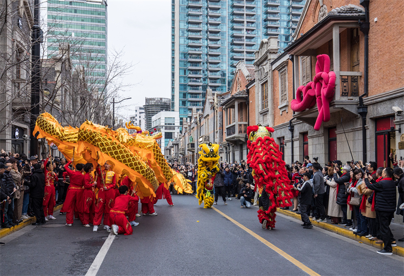 Shanghai : la Danse du Dragon navigue à travers les Shikumen pour célébrer la fête du Printemps