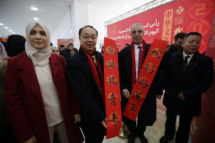 L'ambassadeur de Chine en Algérie Dong Guangli (2e à gauche) montre un couplet de la fête du Printemps à l'Université d'Alger 2 en Algérie, le 20 janvier 2025. (Xinhua)