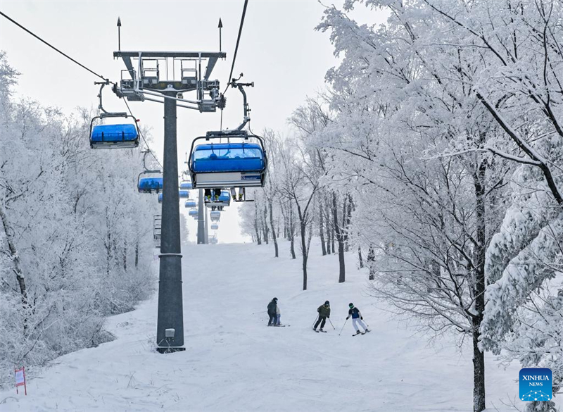 Les destinations touristiques de Chine attirent les visiteurs avec des activités de glace et de neige