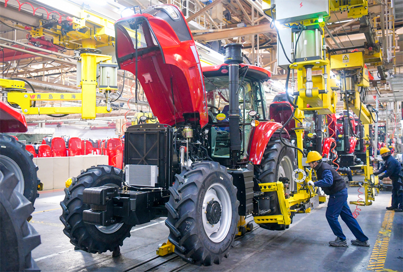 Henan : Luoyang intensifie la production de tracteurs agricoles pour les labours de printemps