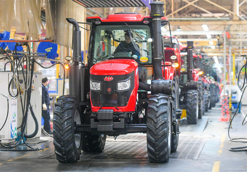 Henan : Luoyang intensifie la production de tracteurs agricoles pour les labours de printemps