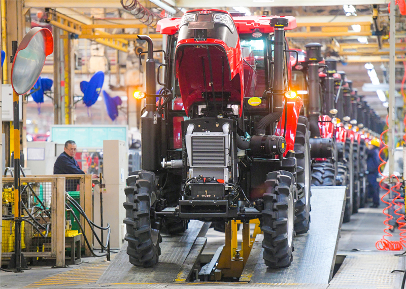 Henan : Luoyang intensifie la production de tracteurs agricoles pour les labours de printemps