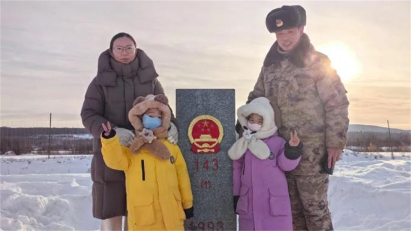 Zhu Liang et sa famille posent pour une photo à la borne frontière la plus au nord de la Chine. (Photo / Compte officiel WeChat de CCTV News)