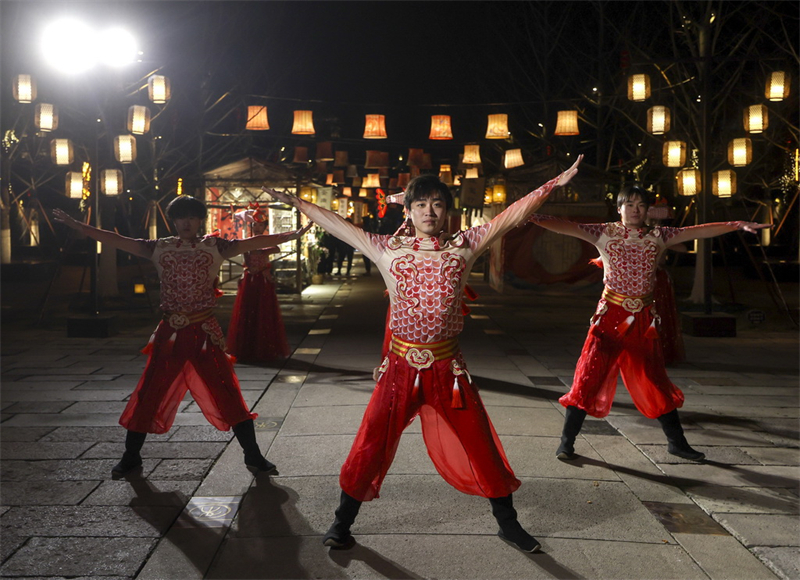 Zhejiang : des lanternes ornées à Jiaxing pour célébrer la prochaine fête des Lanternes