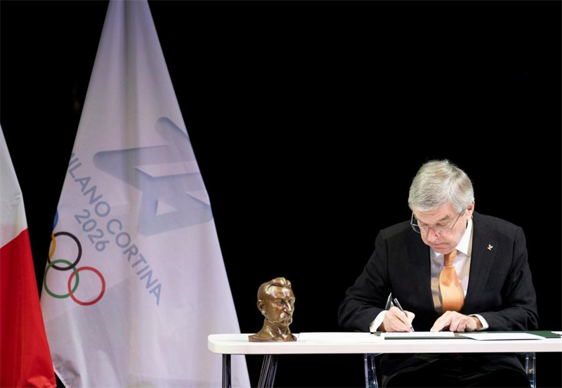 Le président du Comité international olympique (CIO), Thomas Bach, signe une invitation au Comité national olympique lors d'une cérémonie marquant le compte à rebours d'un an pour les Jeux olympiques et paralympiques d'hiver de Milan-Cortina d'Ampezzo, à Milan, en Italie, le 6 février 2025. (Xinhua/Li Jing)