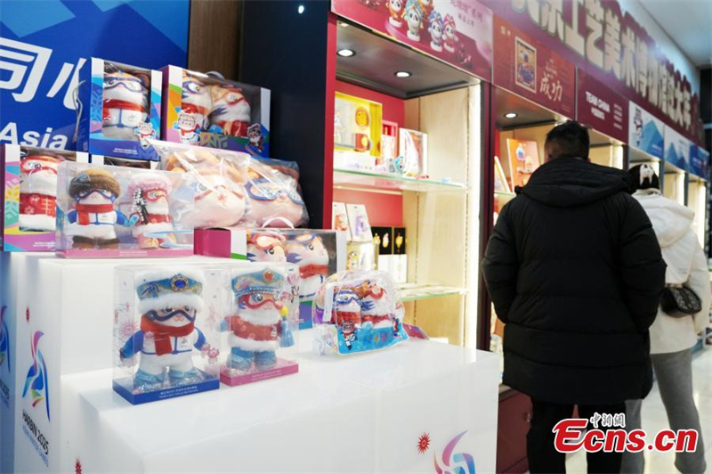 Heilongjiang : les produits sous licence des 9es Jeux asiatiques d'hiver en forte demande à Harbin