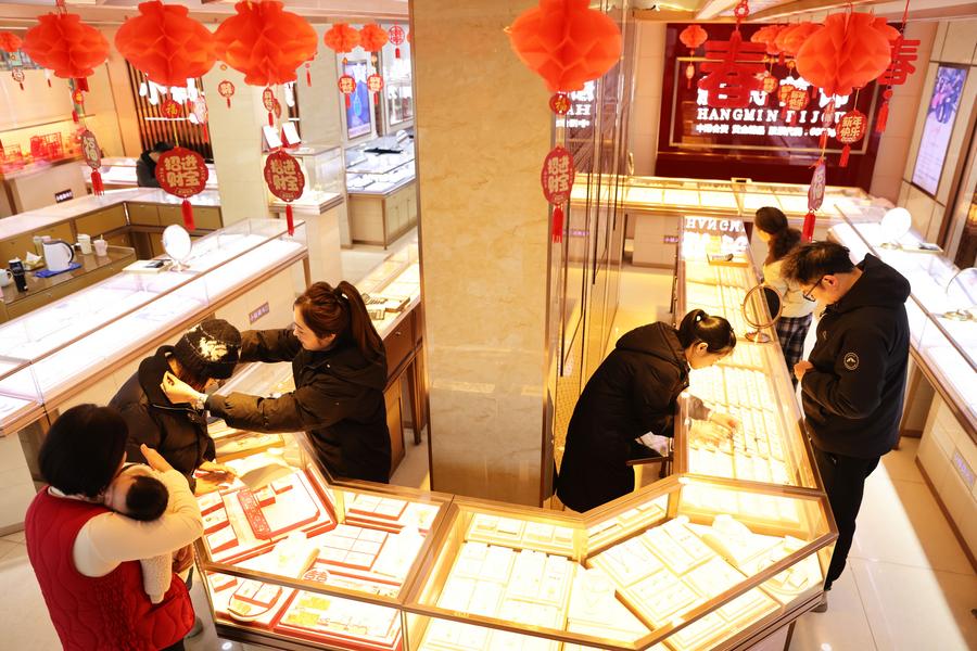 Des consommateurs choisissent des bijoux dans une bijouterie, dans le bourg de Qianyuan, dans le district de Deqing, à Huzhou, dans la province chinoise du Zhejiang (est), le 26 janvier 2025. (Photo : Ni Lifang)