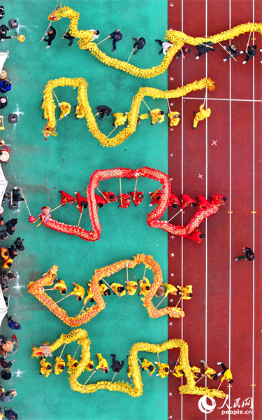 Jiangxi : une danse du Dragon folklorique pour célébrer la Fête des Lanternes à Zhangshu