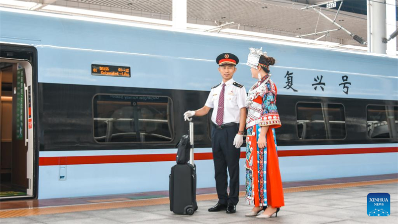 Lu Jinsheng et son épouse assistent à l'événement de lancement de la section du Guizhou du chemin de fer à grande vitesse Guiyang-Nanning à la gare du Nord de Guiyang, capitale de la province de Guizhou (sud-ouest de la Chine), le 8 août 2023. (Photo / Xinhua)