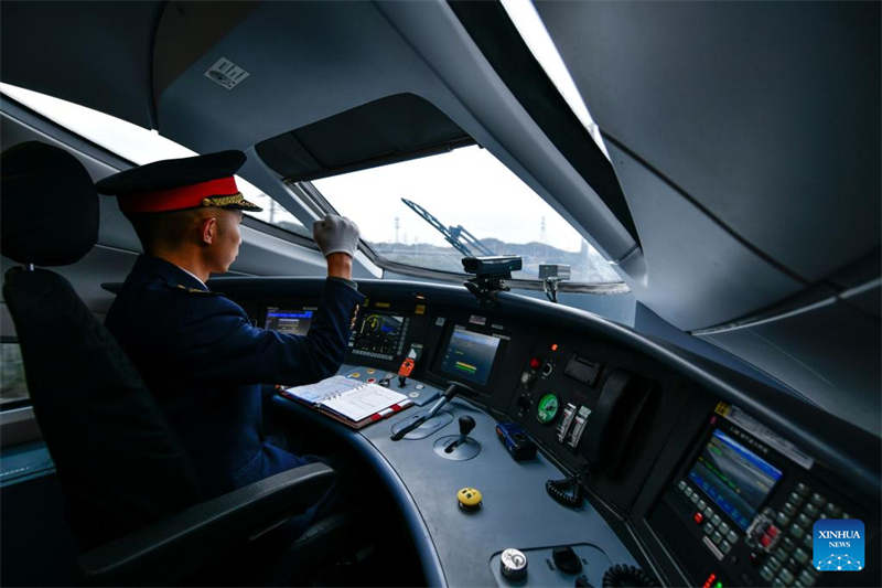 Guizhou : un conducteur de train à grande vitesse témoin du développement des infrastructures de transport de sa ville natale