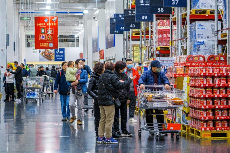 Photo montrant des habitants de Shanghai faisant leurs course dans un Sam's Club Wal Mart. (Wang Chu / Pic.people.com.cn)