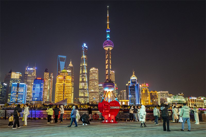 Shanghai : les splendides paysages urbains nocturnes du nord du Bund attirent de nombreux touristes