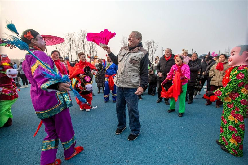 Des visiteurs étrangers et des habitants locaux se sont réunis pour chanter des chants traditionnels et exécuter une danse de l'éventail dans le parc des expositions de la ville de Handan, dans la province du Hebei (nord de la Chine), le 2 février 2025. (Nie Changqing / Pic.people.com.cn)