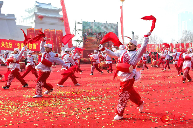 Xinjiang : des membres de plusieurs groupes ethniques offrent des spectacles folkloriques pour célébrer la Fête des Lanternes à Urumqi