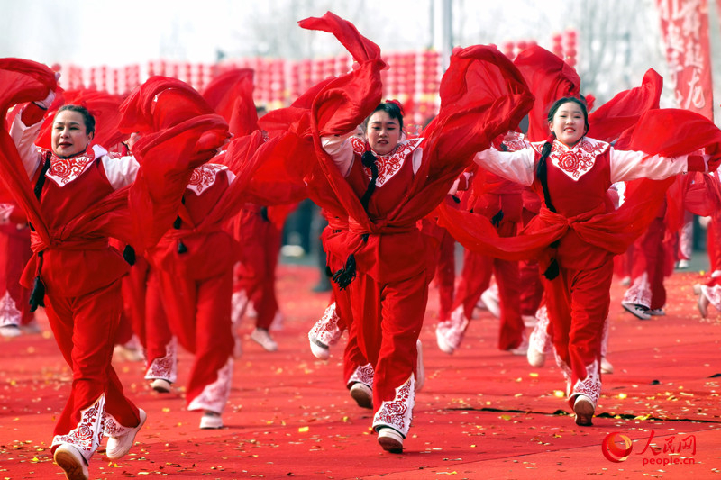 Xinjiang : des membres de plusieurs groupes ethniques offrent des spectacles folkloriques pour célébrer la Fête des Lanternes à Urumqi