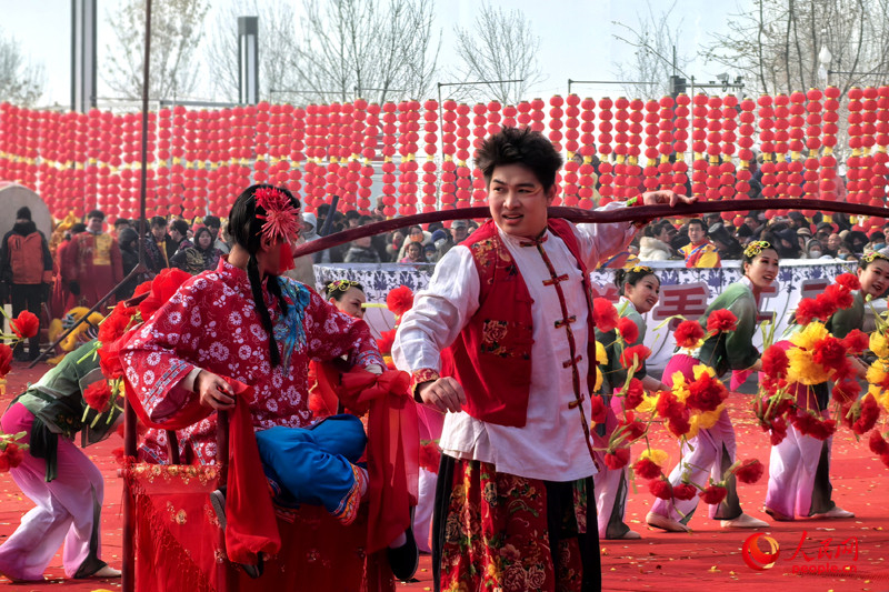 Xinjiang : des membres de plusieurs groupes ethniques offrent des spectacles folkloriques pour célébrer la Fête des Lanternes à Urumqi